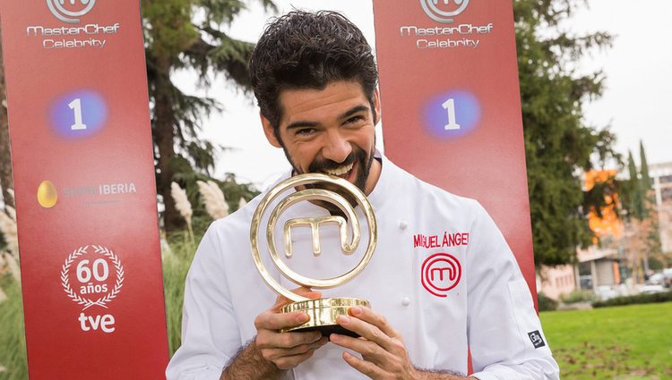 Miguel Ángel Muñoz con el trofeo de 'MasterChef Celebrity 1' / FormulaTV