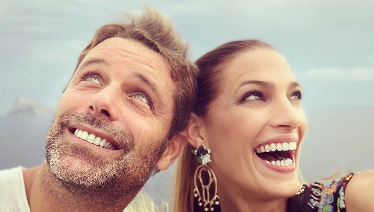 Laura Sánchez y David Ascanio de lo más sonrientes durante sus vacaciones en Ibiza / Fuente:Instagram