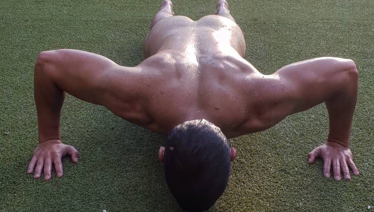 Miguel Herrán desnudo haciendo flexiones / Fuente: Instagram