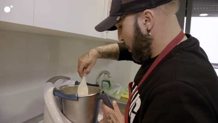 Kiko Rivera 'cocinando' el postre / Cuatro.com