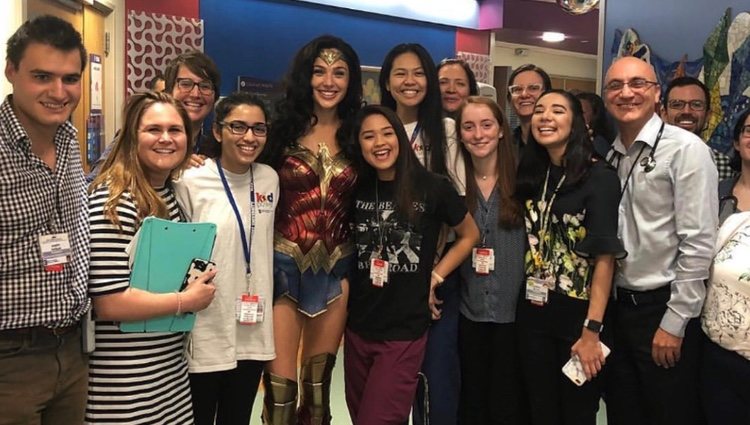 Gal Gadot junto al personal del Hospital / Fuente: Twitter