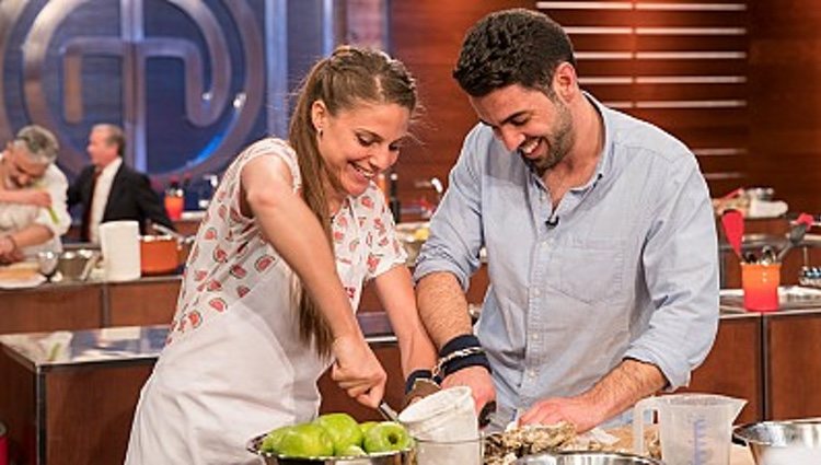 Marta en una de las pruebas junto a su novio