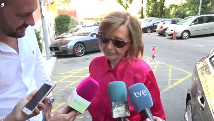 María Teresa Campos atendiendo a los medios a las puertas del hospital / Telecinco.es