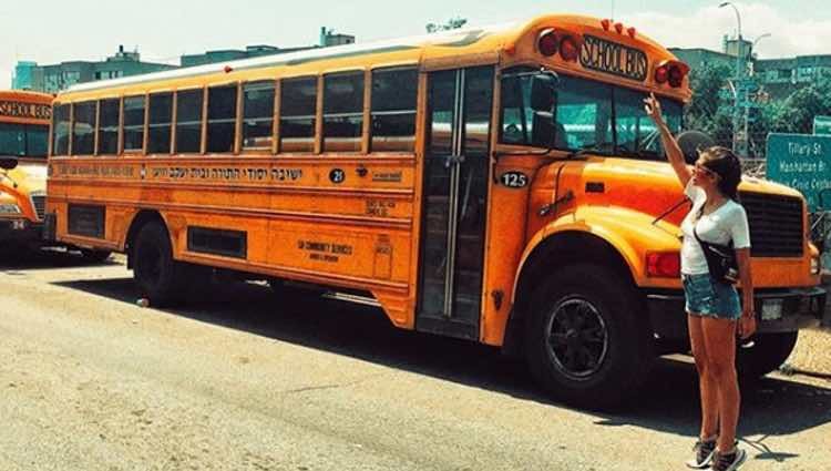 Sara Sálamo posando con un autobús escolar en Brooklyn / Instagram