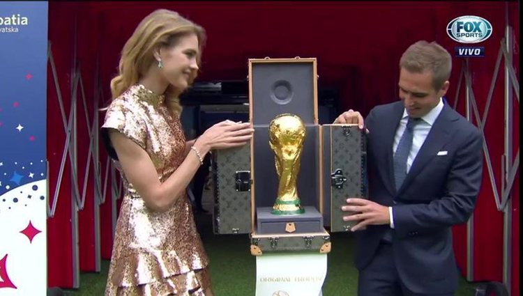 Natalia Vodianova y Philipp Lahm presentado el trofeo final / Twitter 