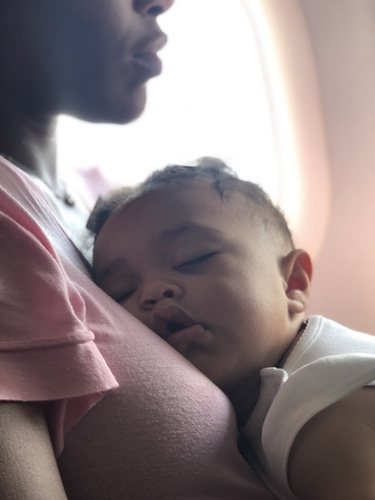 Serena Williams con su hija en un avión rumbo a Londres