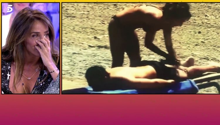 María Patiño viendo las imágenes de sus vacaciones / Foto: Telecinco.es