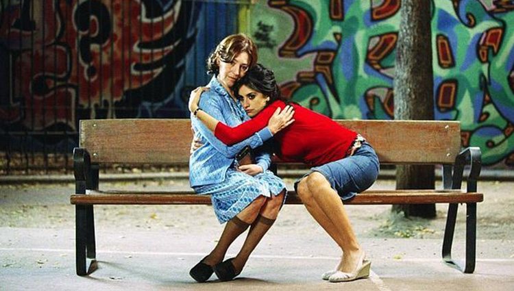 Penéloe Cruz abraza a Carmen Maura en una escena de 'Volver'