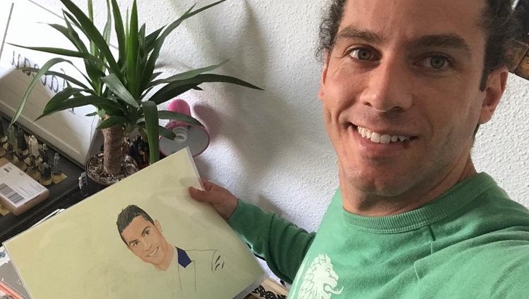 Kristian con uno de sus muchos dibujos / Instagram