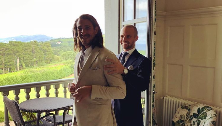 El novio se vistió de beige para la ceremonia con familiares y amigos / Instagram