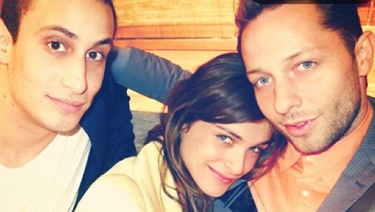 Alex Dellal, a la izquierda, con Elisa Sednaoui y un amigo/Fuente:Instagram