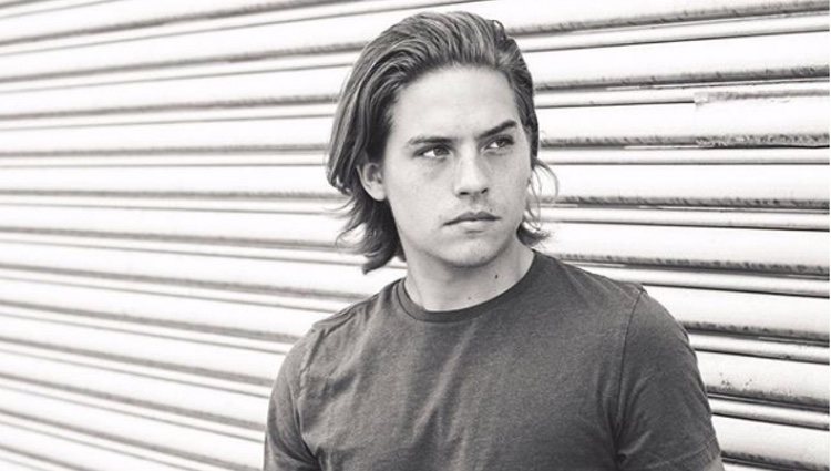 Dylan Sprouse posando como modelo | Fuente: Instagram Dylan Sprouse