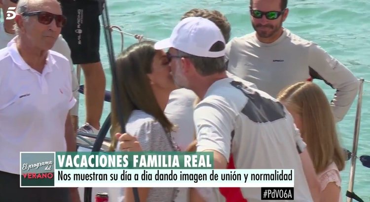 El Rey Felipe besa a la Reina Letizia en el Aifos 500