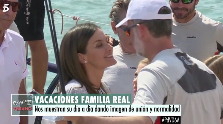 El gesto de la Reina Letizia tras el beso de Felipe VI