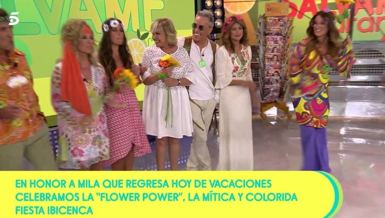 Los colaboradores de 'Sálvame' recibiendo a Mila Ximénez / Foto: Telecinco.es