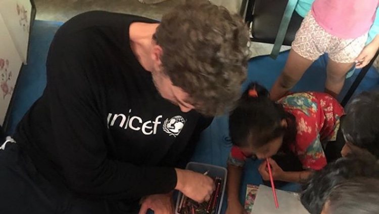 Gasol jugando con los niños refugiados en Bangladesh | Foto: Instagram Pau Gasol