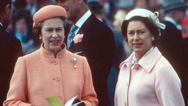 La Reina Isabel II junto a su hermana, la Princesa Margarita