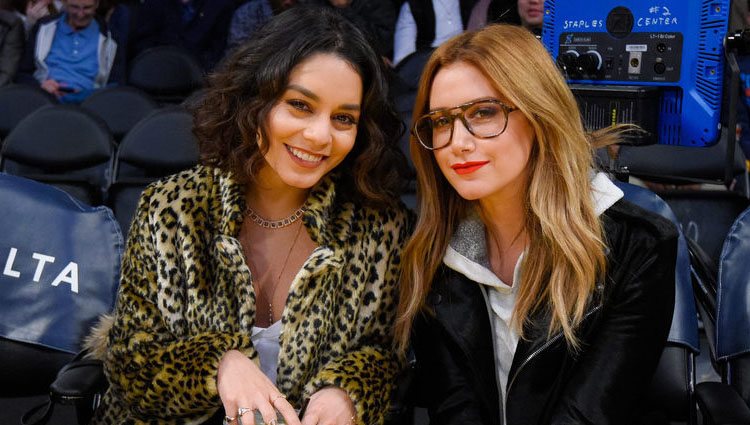 Vanessa Hudgens y Ashley Tisdale viendo un partido de baloncesto