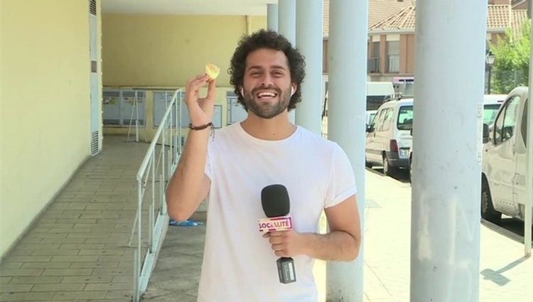 Javier de Hoyos sujetando la prueba del delito / Telecinco.es