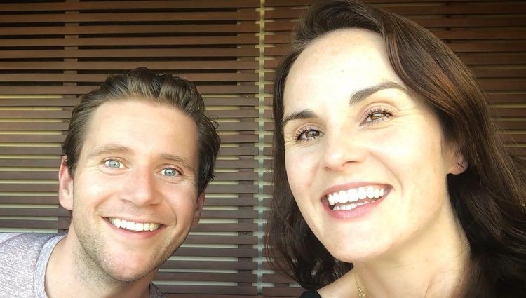 Michelle Dockery y Allen Leech muy sonrientes en Los Angeles