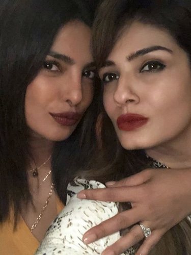 Priyanka Chopra mostrando su anillo de compromiso en Instagram | Foto: Instagram Raveena Tandon