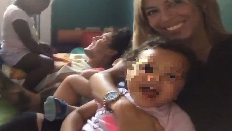 Oriana jugando con unos niños y Pablo detrás / Instagram[/cimg