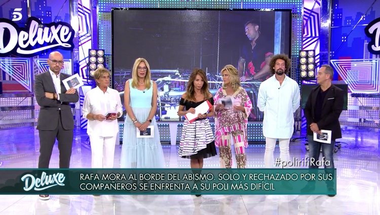 Los colaboradores de 'Sálvame' escuchando a Rafa Mora / Foto: Telecinco.es