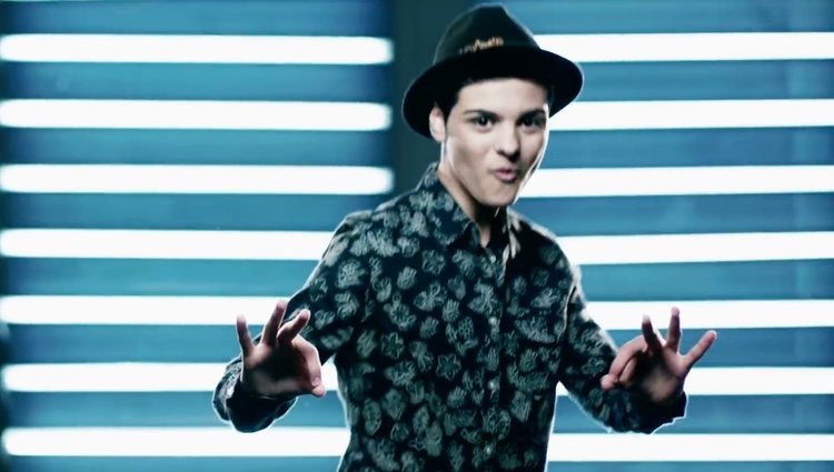 Abraham Mateo en el videoclip de 'Señorita' haciendo su gesto más característico / Redes 