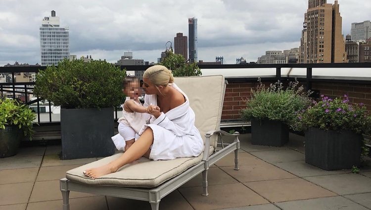 Kylie Jenner junto a Stormi en albornoz en el ático de su suite en Nueva York / Instagram 