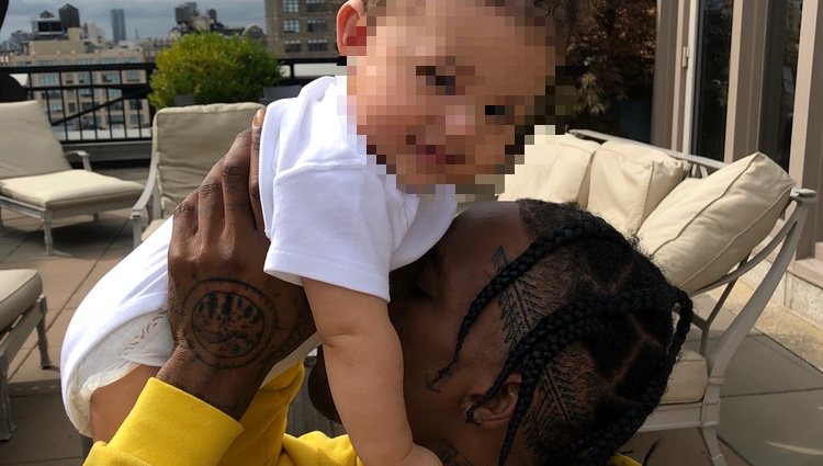 Travis Scott sujetando a Stormi mientras le da un beso / Instagram 