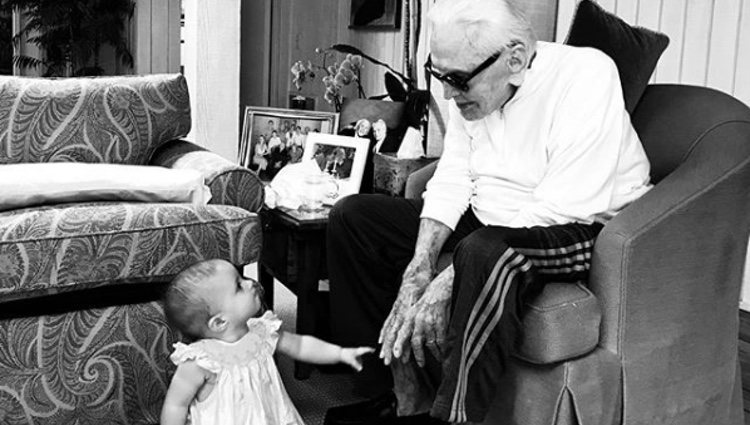 Kirk Douglas con su bisnieta Lua Izzy | Foto: Instagram Cameron Douglas