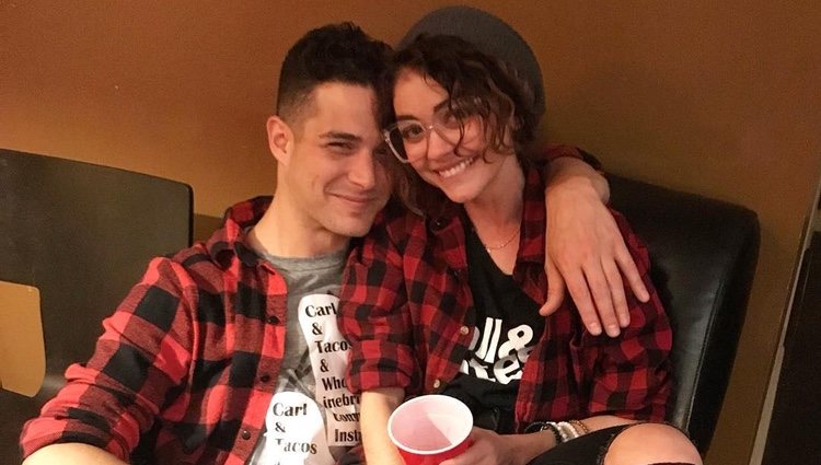 Sarah Hyland y Wells Adams abrazados en un restaurante / Instagram