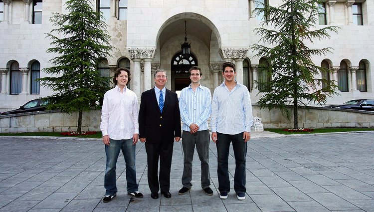 El Príncipe Alejandro de Yugoslavia junto a sus tres hijos frente al Palacio Real de Belgrado