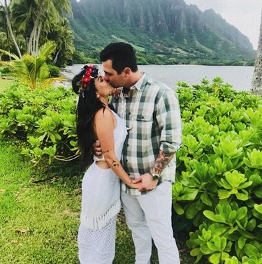 Janel Parrish y Chris Long en su boda en Hawaii