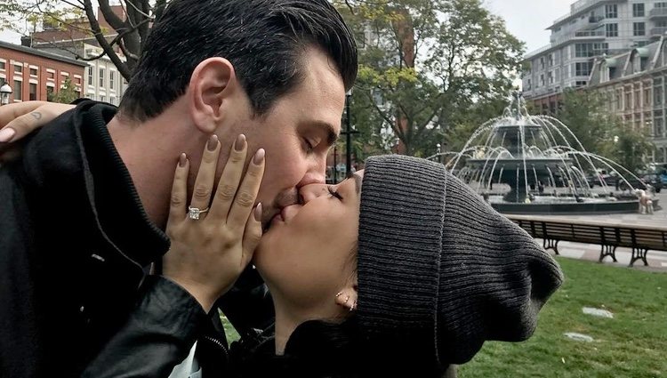 Janel Parrish y Chris Long se prometieron en Toronto