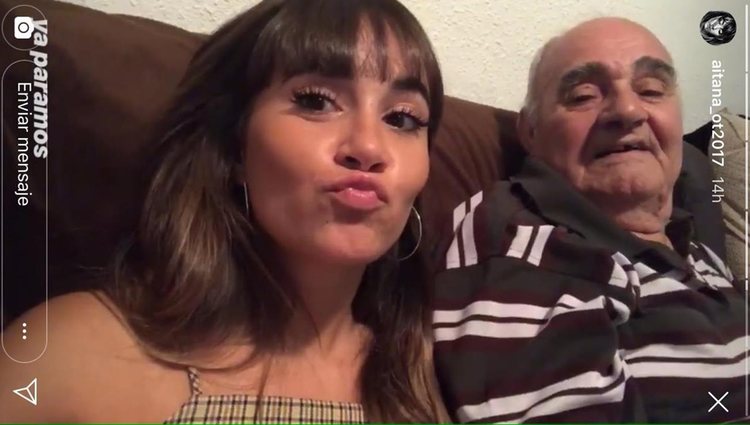 Aitana enseñando a su abuelo a poner morritos / Foto: Instagram