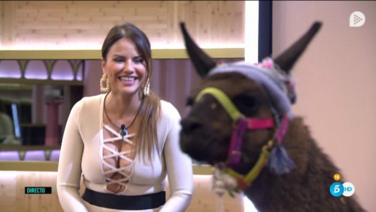 Mónica Hoyos respira al ver que la compañera de Perú es una llama y no Miriam Saavedra | telecinco.es