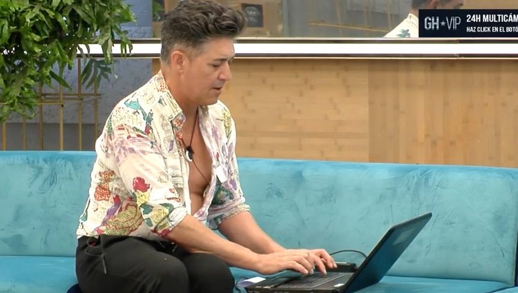 Ángel Garó escribiendo el blog en 'GH VIP' / Canal 24 horas