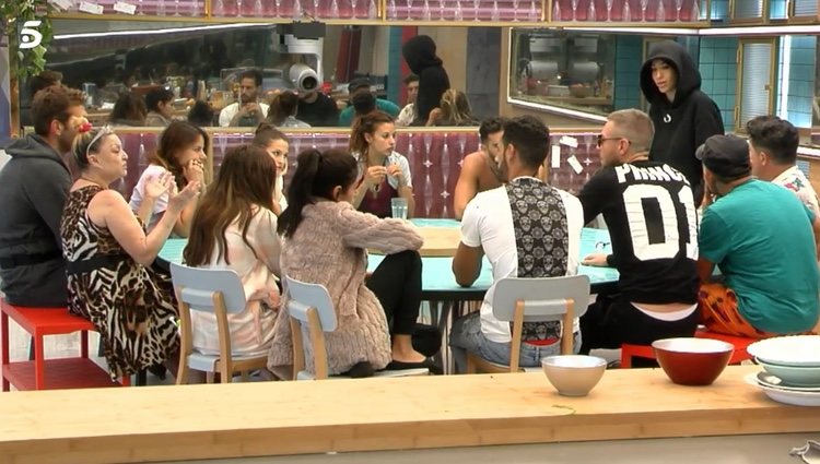 Los concursantes de 'GH VIP 6' reunidos en la cocina / Foto: Telecinco.es