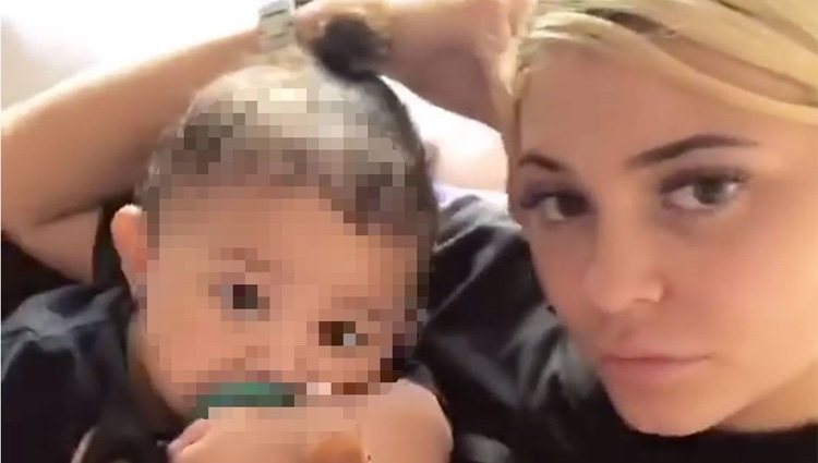 Stormi enfadada con su madre por despertarla / Instagram 