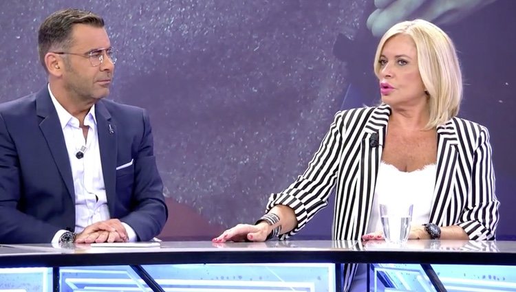 Bárbara Rey con Jorge Javier Vázquez en el plató de 'Sábado Deluxe'/ Foto: Telecinco.es