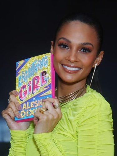 Alesha Dion con uno de sus libros infantiles/ Foto: Instagram