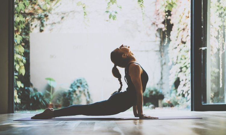 Las clases de yoga pueden venirte bien para tu salud