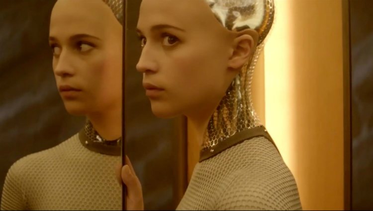 Alicia Vikander caracterizada como Ava en un fotograma de la película 'Ex Machina'