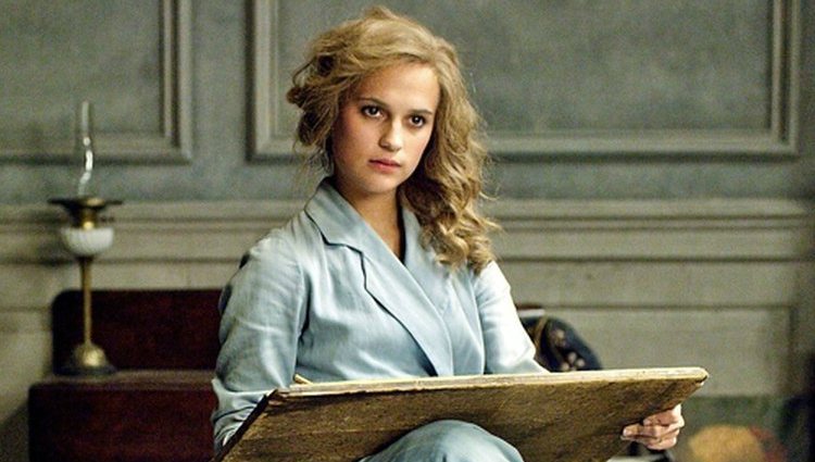 Alicia Vikander como Gerda Wegener en una escena del drama 'La chica danesa'