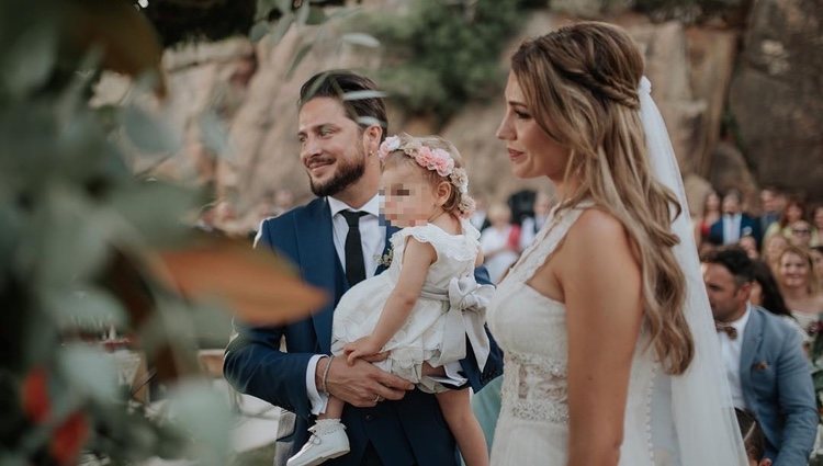 Manuel Carrasco y Almudena Navalón con su hija en su boda / Foto: Instagram