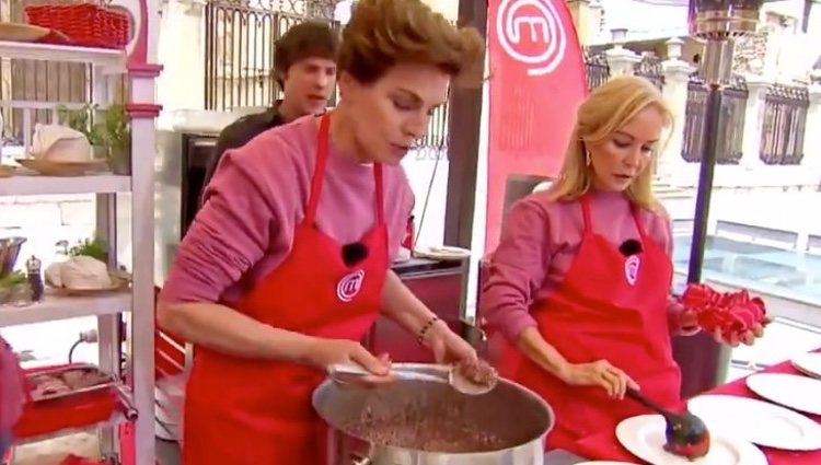 Antonia Dell'Atte y Carmen Lomana en la prueba de equipos de 'Masterchef Celebrity 3'/ La 1