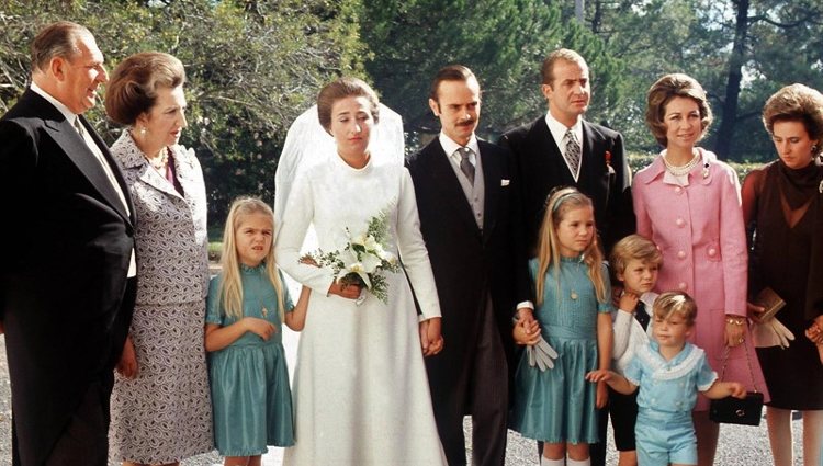 La Infanta Margarita y Carlos Zurita acompañados de su familia el día de su boda