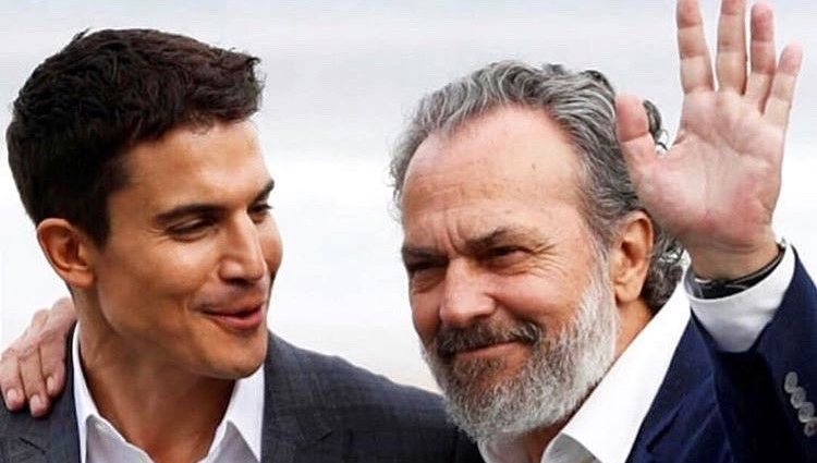 José Coronado publicó una imagen junto a Álex González en su Instagram antes de un nuevo capítulo de la serie 'Vivir sin permiso' / Instagram