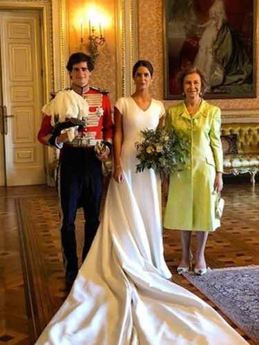 La Reina Sofía posando junto a los recién casados / Instagram